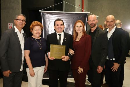 Walker Santiago ganha homenagem da Intercoiffure Mundial