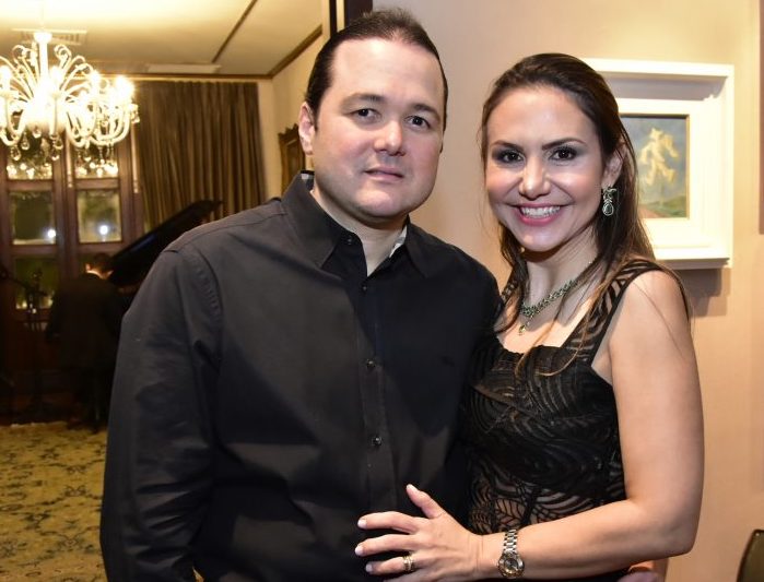 Adriana e Otávio Queiroz armam chic recepção antes de embarcar para Miami