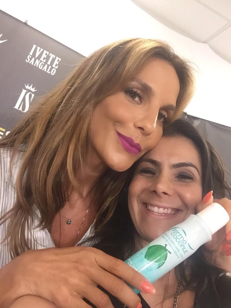 Dermacoconut Spray invade o camarim de Ivete Sangalo!