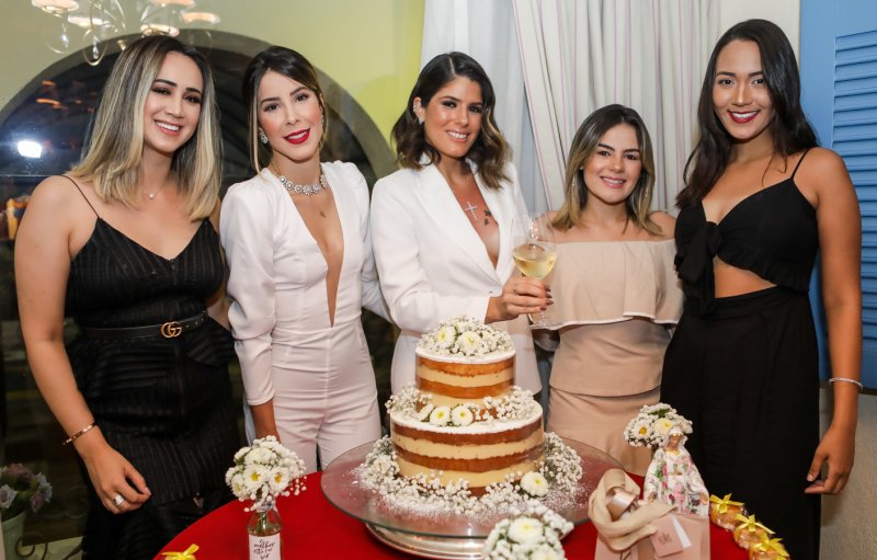 Taynã Ginepri celebra as 26 primaveras durante jantar intimista no D'Abelle Bistrô