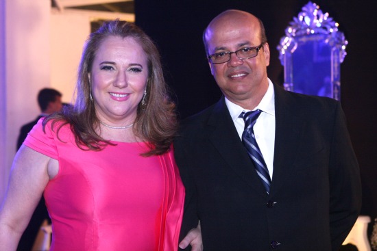 Curtição à beira-mar para Luiziane e Wagner Fernandes