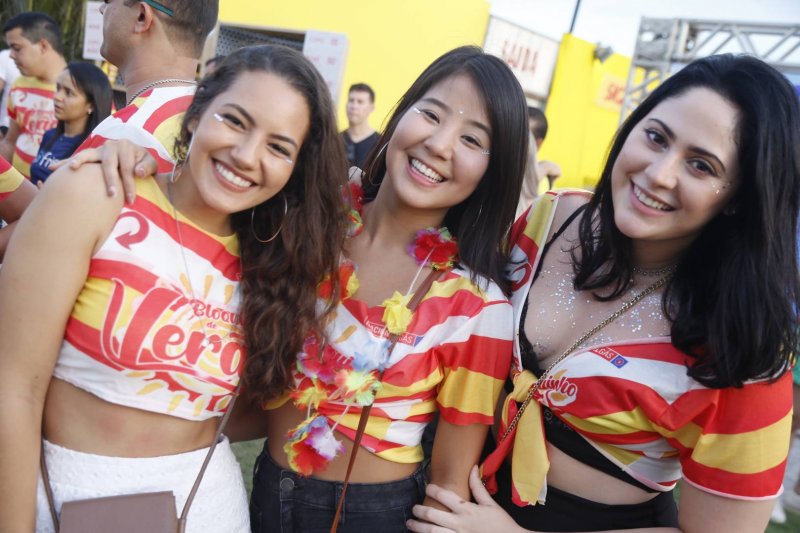 Uma turma festeira aquece as turbinas para o Carnaval no Bloquinho de Verão