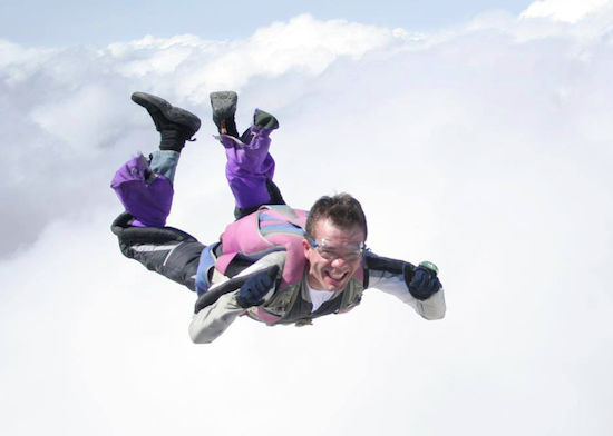 Waldonys salta de paraquedas na Praia de Iracema