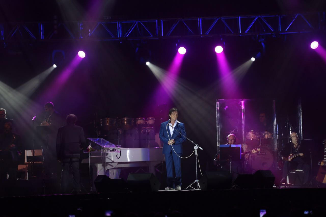 Rei Roberto Carlos emociona o público no Centro de Eventos de Fortaleza