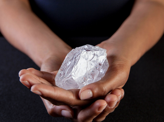 Conheça o Lesedi La Rona da Graff, o maior diamante com corte esmeralda do mundo