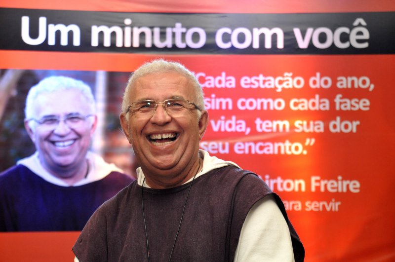 Padre Airton Freire lançou o livro Um Minuto com Você, no Marina Park Hotel
