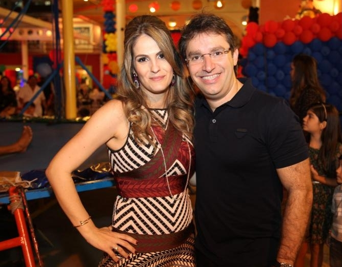 Francisco e Mariana Marinho levam o herdeiro à pia batismal