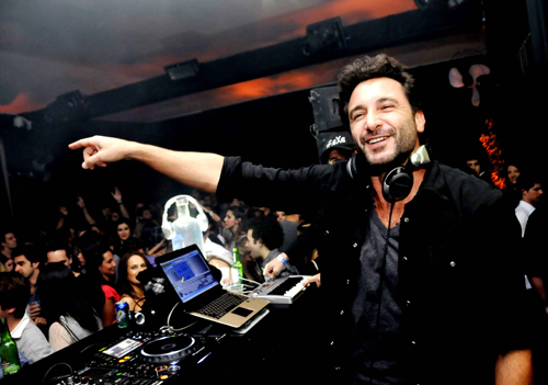 Rico Mansur agita véspera de feriado no Colosso Lake Lounge