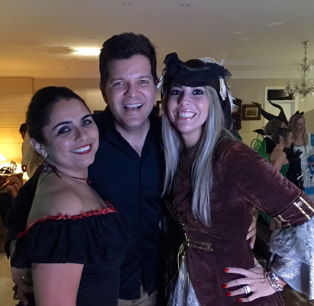 Adriana Ferreira Gomes comemora b-day com festa à fantasia