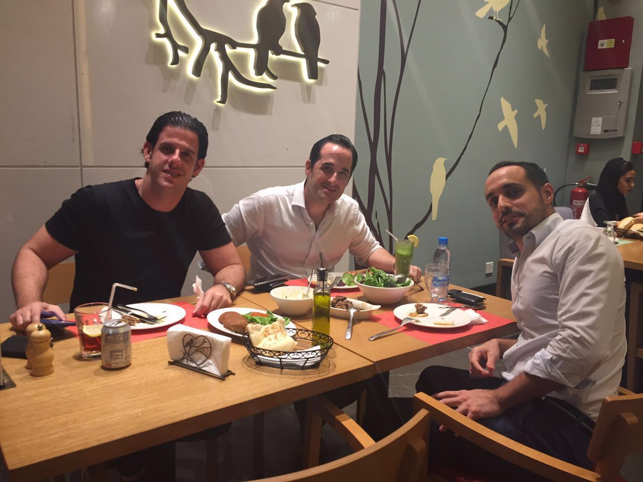 Eduardo e Leonardo Carneiro reencontram o primo Alvaro Benevides, em Dubai