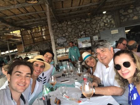 Casamentos  arrastam time de bacanas à Europa