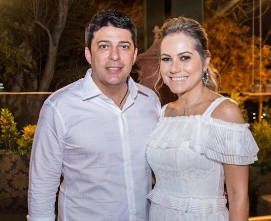 Talyzie Mihaliuc e Marcelo Sombra circulam de aliança na mão direita