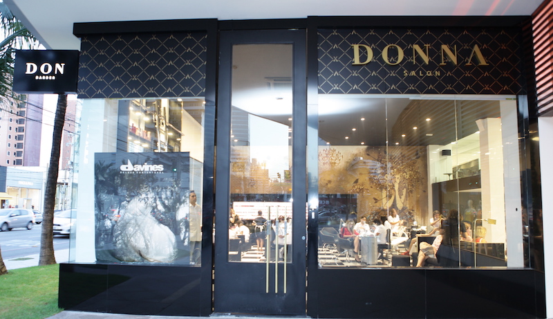 É hoje! Cynthia Gomes arma coquetel e inaugura o Donna Salon