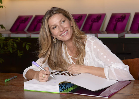 Longe das passarelas, Gisele Bündchen lança livro. Vem ver!