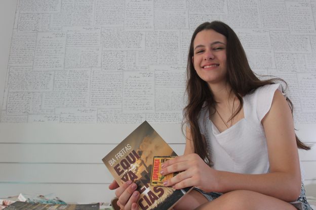 Bia Freitas lança segunda edição do Livro Equivalências