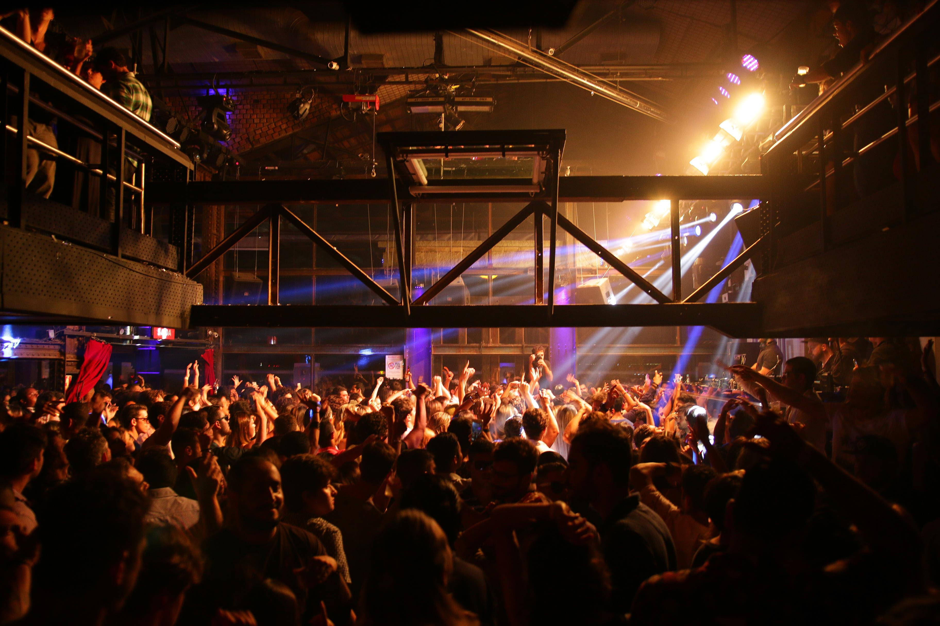 Festas com DJs internacionais abrem a temporada de verão em Búzios