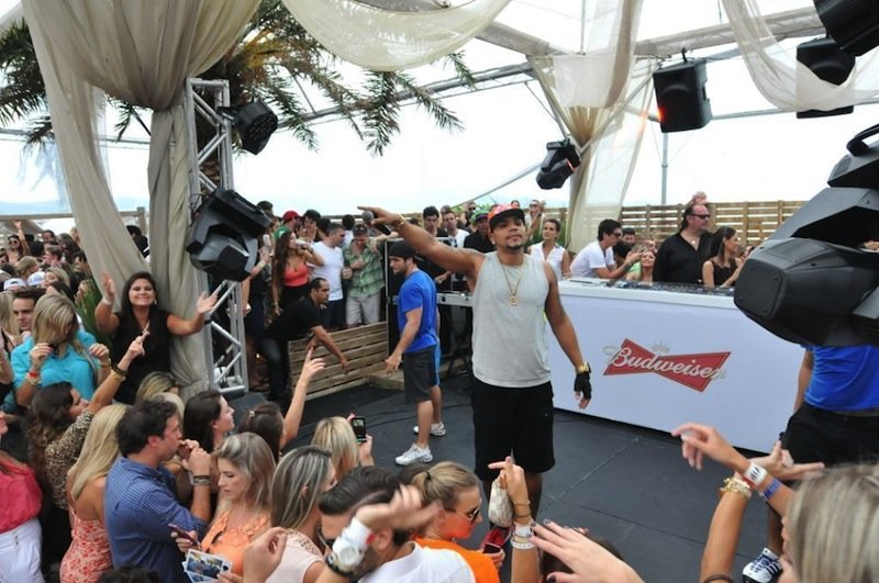 Funkeiro Naldo agita o carnaval no Cafe de la Musique em Floripa