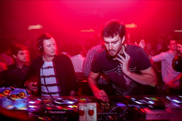 Edo Krause e Pedro Freitas nas picapes da Posh