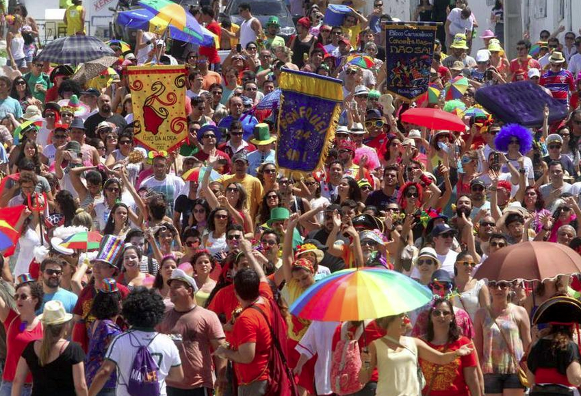 Bloco Luxo da Aldeia abre o Carnaval da Praia de Iracema