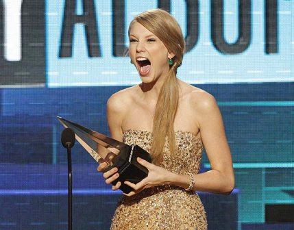 Taylor Swift é a cantora que ganhou mais dinheiro em 2011