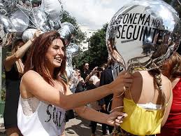 Fernanda Paes Leme em manifesto Scala