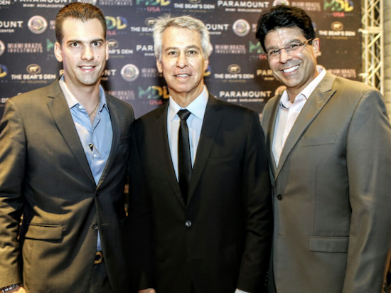 Ronaldo Otoch e Felipe Teixeira recebem premiação em almoço com investidores