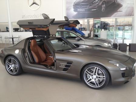 Newsedan arma coquetel para apresentar a linha AMG da Mercedes-Benz