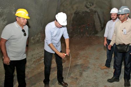 Camilo Santana participa da solenidade de conclusão do maior túnel do Cinturão das Águas