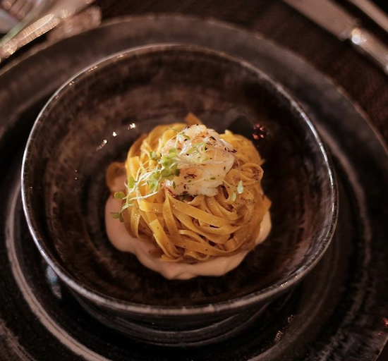 O clima de romance está no ar! Que tal um jantar à dois em um restaurante especial?
