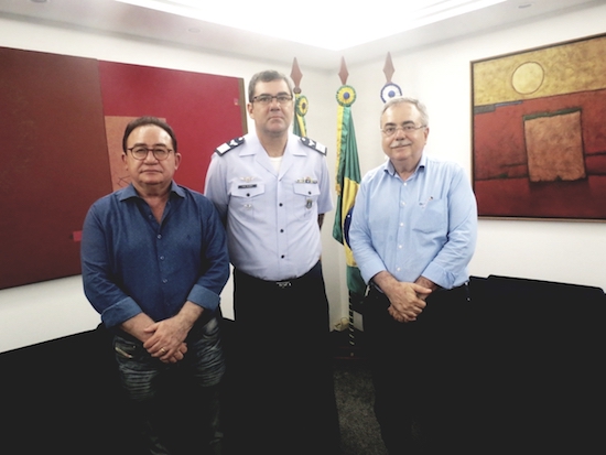 Livro História da Aviação no Ceará ganha tarde de autógrafos na CDL