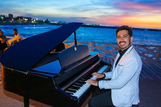 Felipe Adjafre abre nova temporada do projeto Pôr do Sol na Praia de Iracema