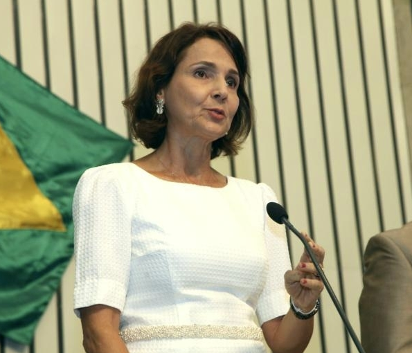 Izolda Cela assume o comando do Governo