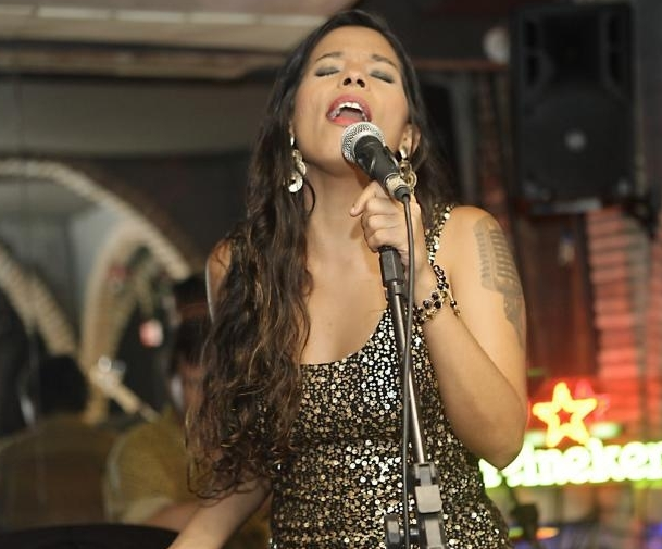 Nayra Costa faz tributo à Amy Winehouse no  Vila Azul do Mar