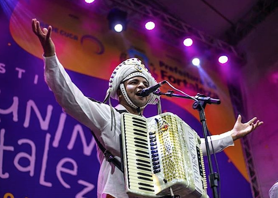 Chambinho do Acordeon celebra a memória de Luiz Gonzaga em seus shows