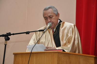 O médico José Maria Bonfim autografa seu novo livro