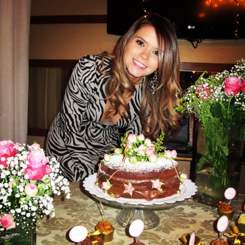 Nayara Sampaio festeja birthday no Pulcinella