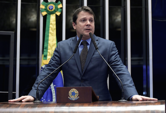 José Reguffe filia-se ao Podemos