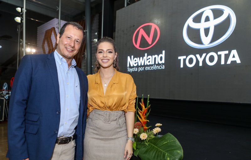Best seller - Sempre à fente, Gabriela Carvalho pilota o coquetel de lançamento do Corolla 2020, na Toyota  Newland