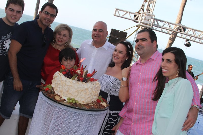 Luciano Cavalcante festeja seus 56 anos com um festão em sua casa na Praia da Lagoinha