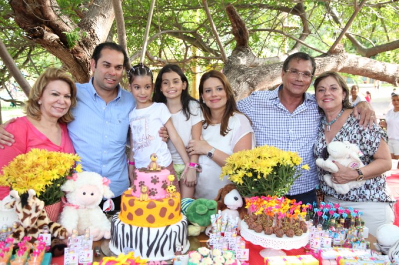 Renata e Cláudio Vale festejaram os 7 anos da herdeira Lara, no Parque Engenhoca
