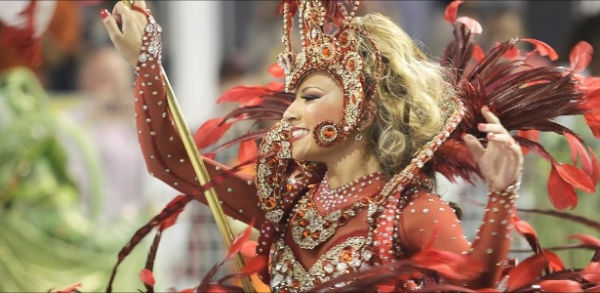 Mocidade Alegre comemora o título de campeão com 10 mil pessoas