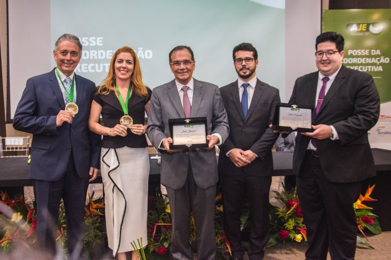 Em noite de puro prestígio e cheia de homenagens, AJE empossa nova diretoria executiva