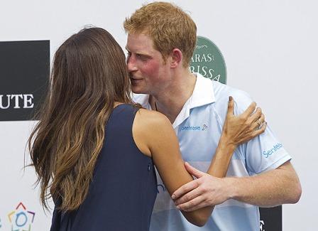 O beijo de Fernanda Motta no príncipe Harry