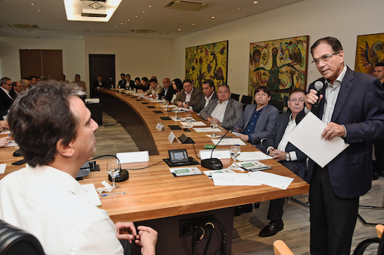 Beto Studart e comitiva da FIEC levam reivindicações ao governador