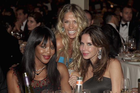 Baile de gala da amfAR reúne famosos no endereço de Dinho Diniz