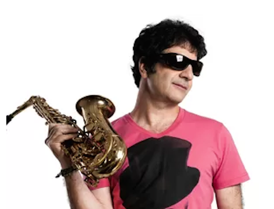 George Israel comanda a festa no Colosso Lake Lounge