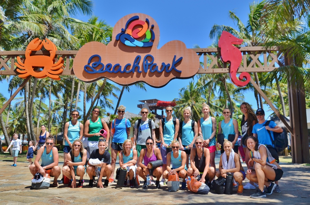 Seleção Australiana de futebol feminino curte o dia no Beach Park