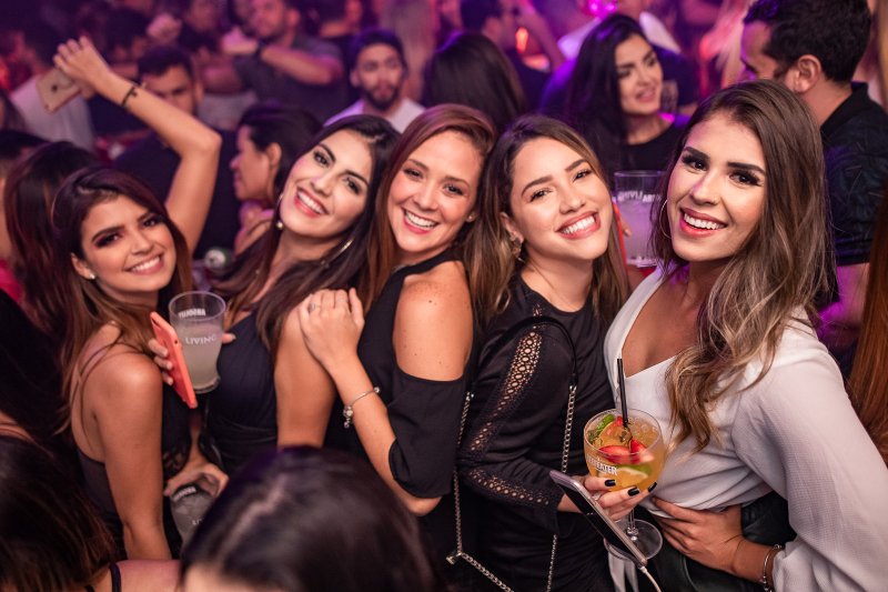Pista lotada, boa música e um time de bonitonas fazem a Living entrar em ebulição
