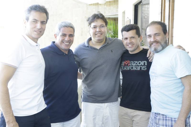 Zé Olavo Barros festeja a nova idade rodeado de amigos