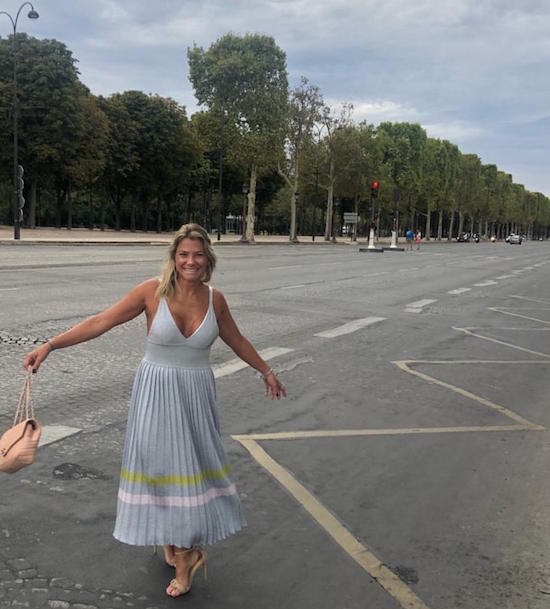 Vanessa Queirós esbanja alegria pelas ruas de Paris